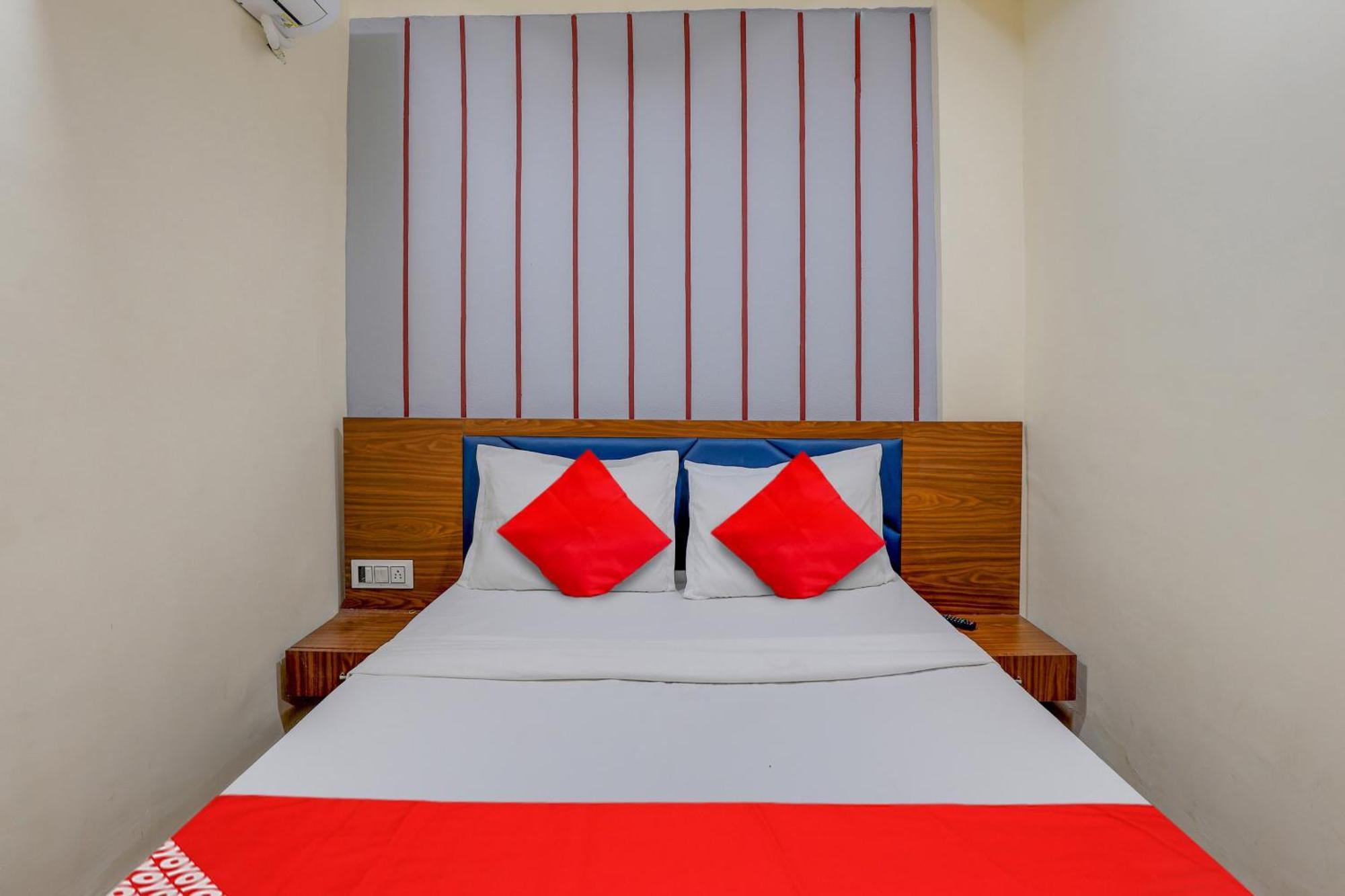 Hotel O Lotus Surat Dış mekan fotoğraf