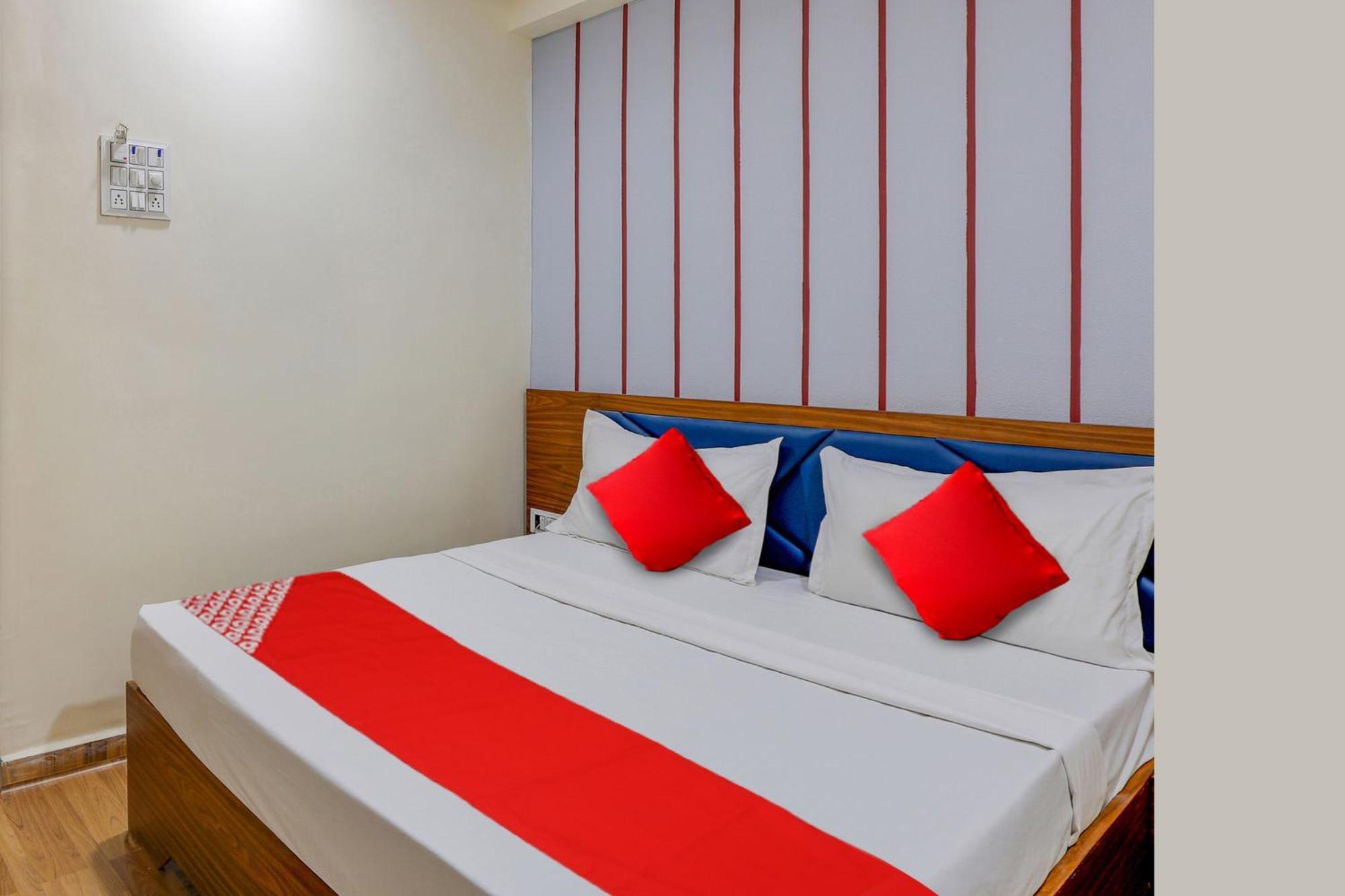 Hotel O Lotus Surat Dış mekan fotoğraf