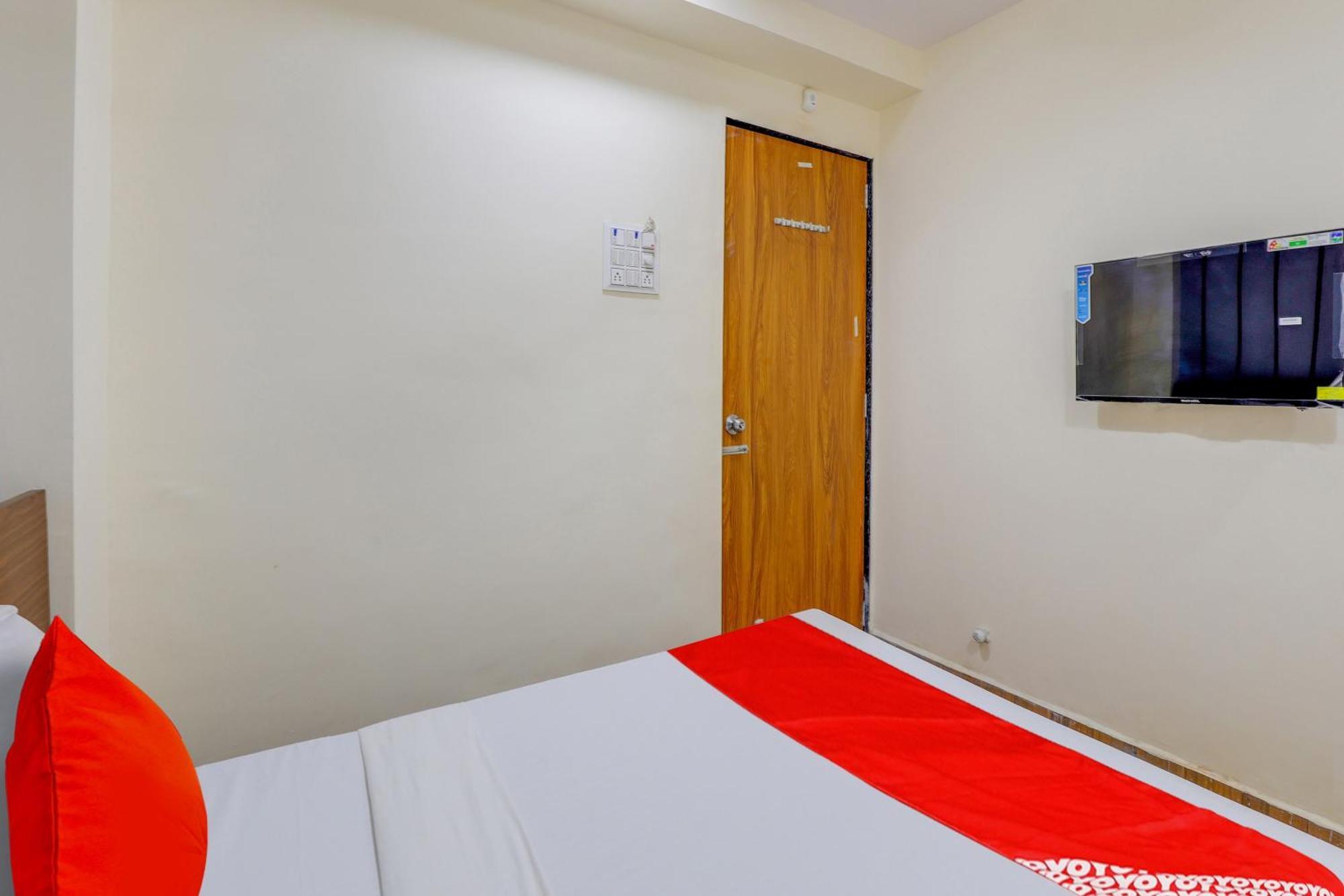 Hotel O Lotus Surat Dış mekan fotoğraf
